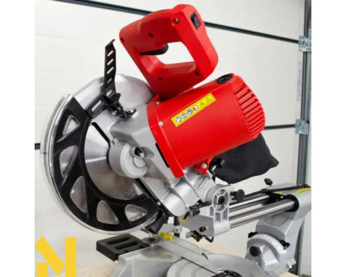 Пила торцювальна HECHT 820