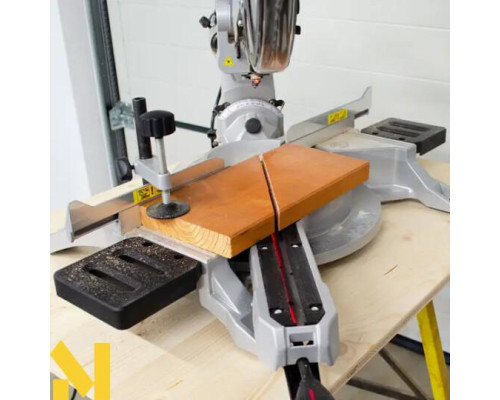 Пила торцювальна HECHT 820