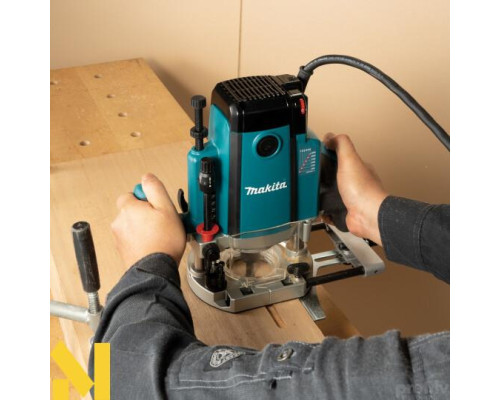 Фрезер Makita RP2303FCXJ
